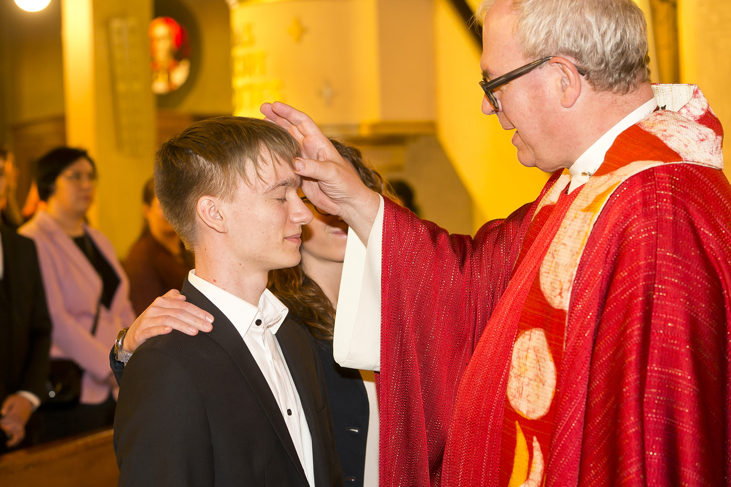 Bludenz am 24.2.5.2024   Kirche Firmung in Bludenz, Firmsakrament von Hubert Lenz gespendet, Taufe, Geschenk Ziege